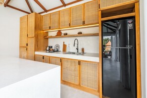 Réfrigérateur, plaque de cuisson, machine à expresso