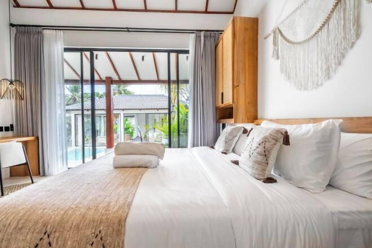 2 bedrooms, desk, laptop workspace, blackout curtains