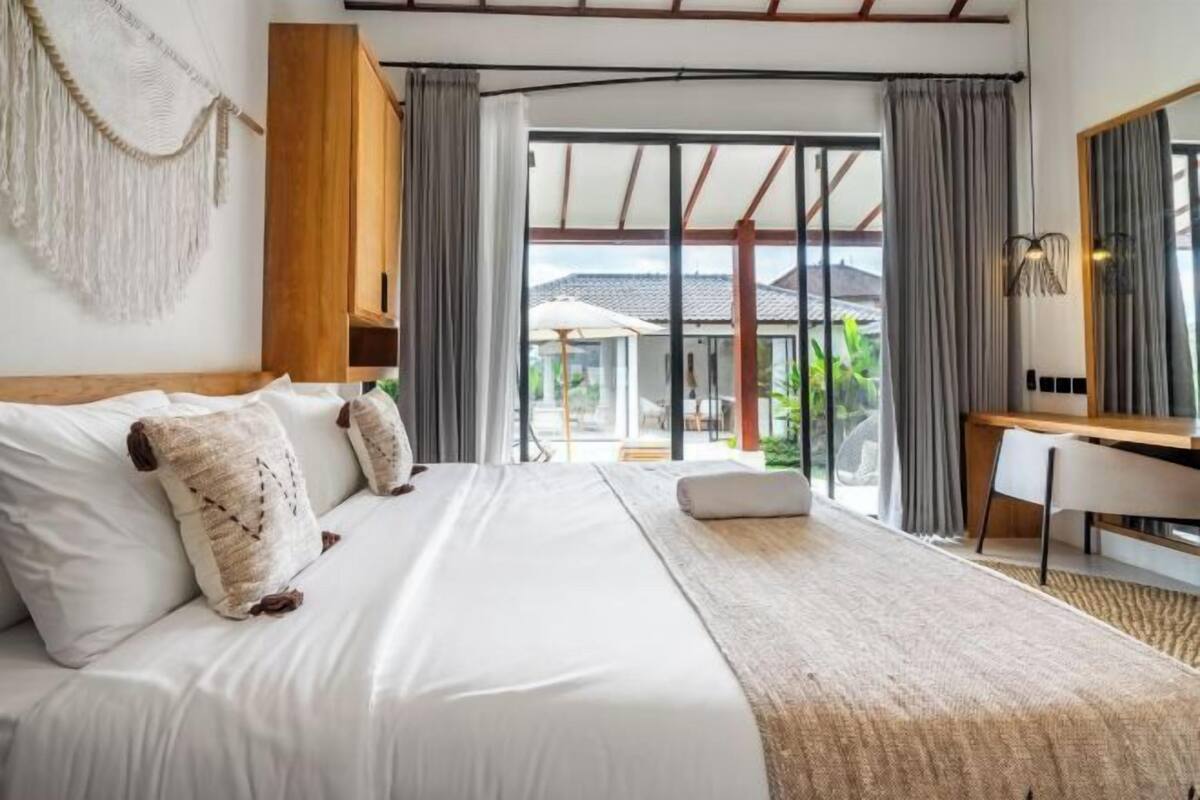2 bedrooms, desk, laptop workspace, blackout curtains