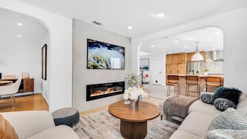 Smart TV, fireplace