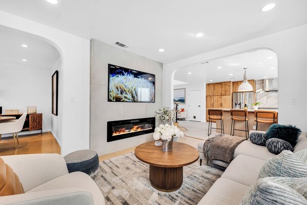 Smart TV, fireplace - Luxury Villa in Belmont Shores 4 Bedrooms 3 Bath
 (Long Beach)