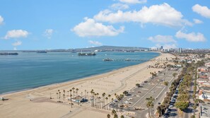 Sun loungers, beach towels - Luxury Villa in Belmont Shores 4 Bedrooms 3 Bath
 (Long Beach)