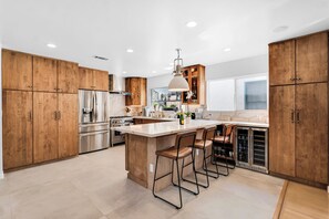 Fridge, microwave, oven, stovetop - Luxury Villa in Belmont Shores 4 Bedrooms 3 Bath
 (Long Beach)