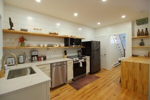 Kylskåp, mikrovågsugn, ugn och spishäll