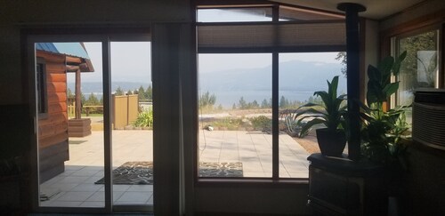  Spacious Cabin Style Home with Expansive Lakeviews!