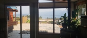  Spacious Cabin Style Home with Expansive Lakeviews!