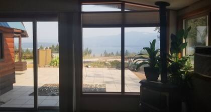 Spacious Cabin Style Home with Expansive Lakeviews!