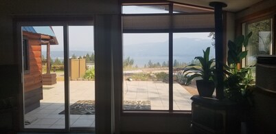  Spacious Cabin Style Home with Expansive Lakeviews!