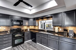 Frigorifero, microonde, forno, piano cottura