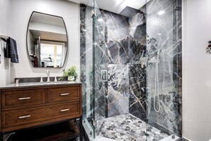 Haartrockner, Handtücher, Seife, Toilettenpapier