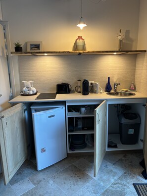 Kylskåp, mikrovågsugn, spishäll och kaffe- och tebryggare
