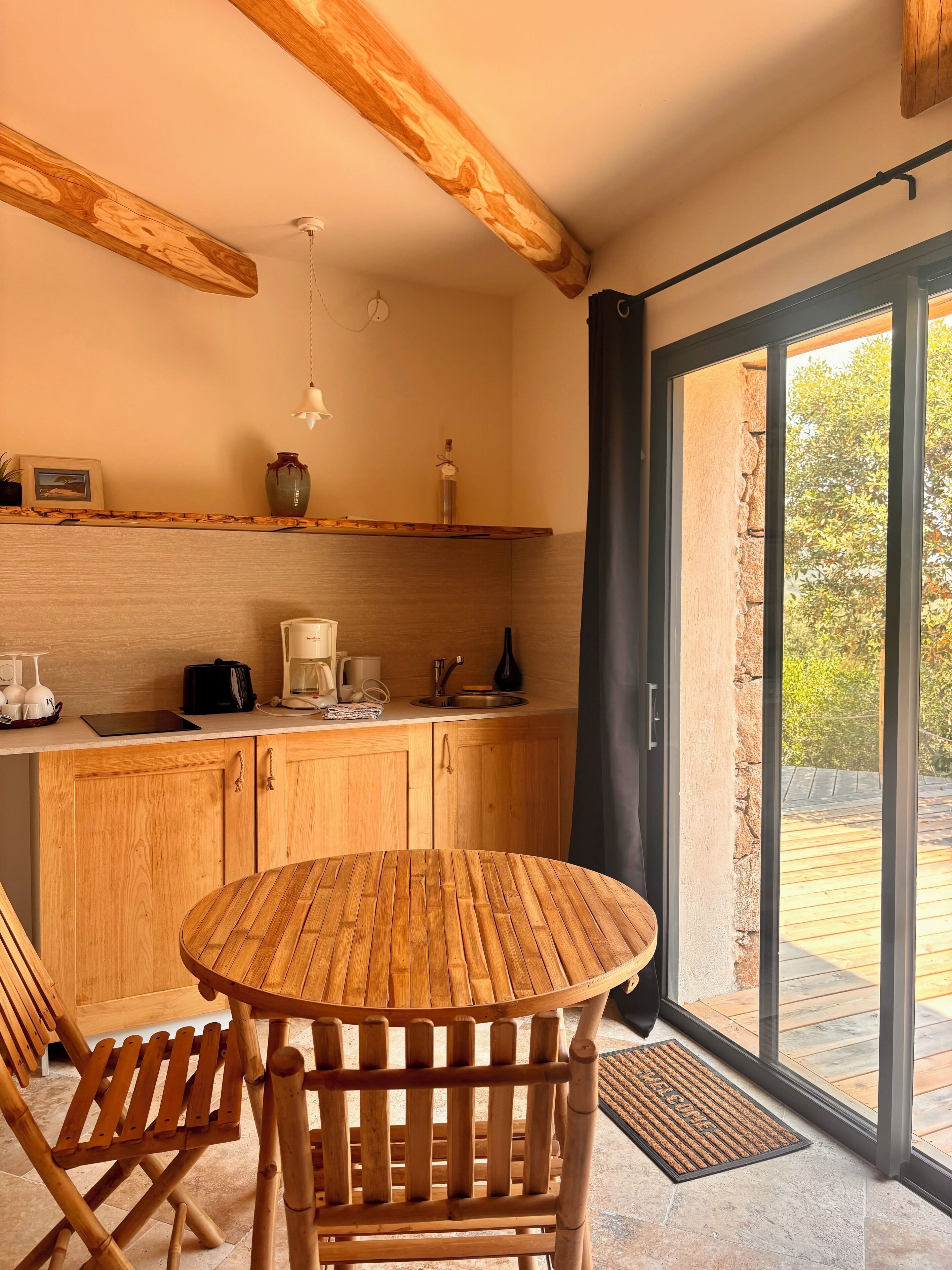 Een koelkast, een microgolfoven, een kookplaat