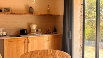 Een koelkast, een microgolfoven, een kookplaat