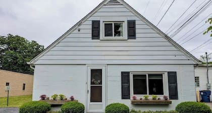 Cottage Near Presque Isle & Lake Erie Boat Parking