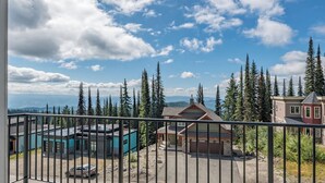 Un quartier résidentiel avec vue sur une maison, une voiture et les arbres environnants.