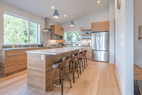 Brand new 3 level duplex with sweeping views, hot tub, laundry, office & garage 