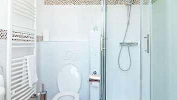 Shower, hair dryer, shampoo