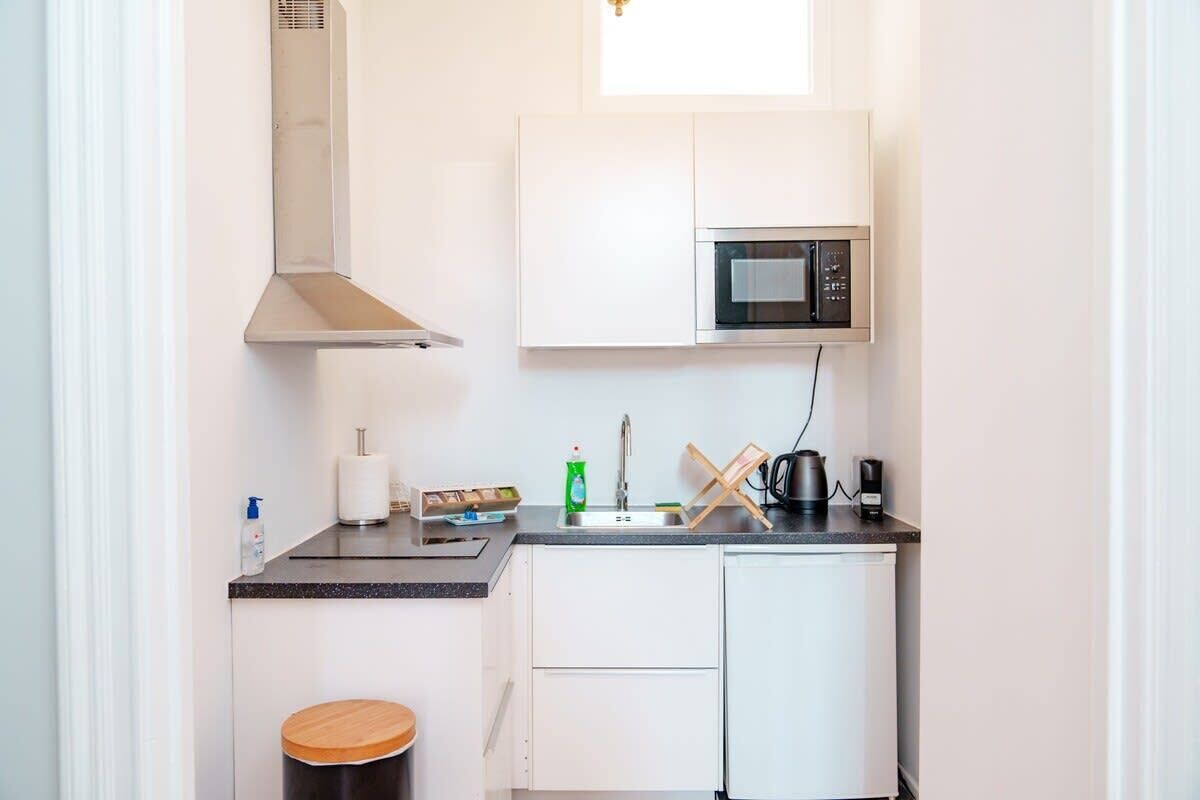 Réfrigérateur, micro-ondes, cafetière/bouilloire, bouilloire électrique