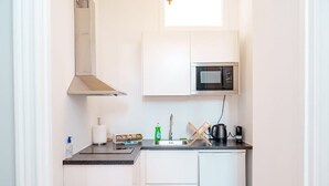 Wasserkocher mit Kaffee-/Teezubehör, Kühlschrank, Mikrowelle