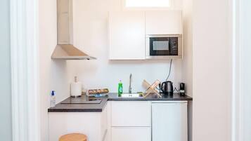 Réfrigérateur, micro-ondes, cafetière/bouilloire, bouilloire électrique