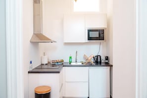 Frigorífico, microondas, cafetera o tetera y hervidor eléctrico