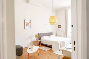 Tabla de planchar con plancha, wifi y ropa de cama
