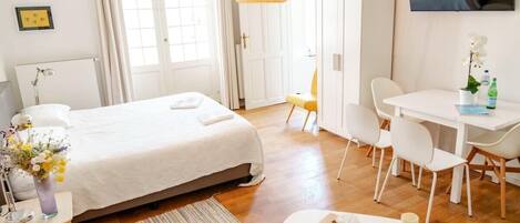 Iron/ironing board, WiFi, bed sheets