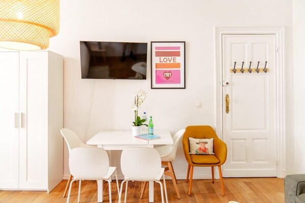 Dining - 2min→Midi Station / Smart TV / Self Check-In / Netflix (Saint-Gilles)