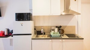 Coffee/tea maker, fridge, microwave, cookware/dishes/utensils - Harry Potter self check-in studio / Nespresso / Ne (Saint-Gilles)
