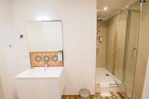Shower, hair dryer, soap, shampoo - Harry Potter self check-in studio / Nespresso / Ne (Saint-Gilles)