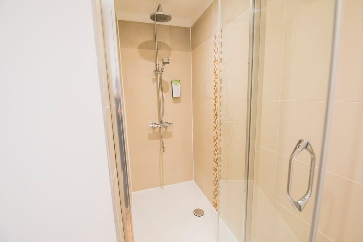 Dusche, Haartrockner, Shampoo
