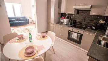 Een koelkast, een microgolfoven, een oven, een vaatwasser