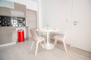 Dining - Self check-in studio: Netflix & 10mn ->Grand-Place (Brussel)
