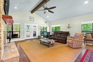 House, Berbilang Katil, Patio (Dunlap Cabin) | Ruang tamu | 50 inci televisyen skrin rata dengan digital