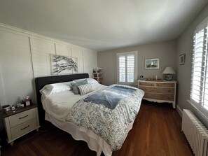 4 bedrooms, iron/ironing board, free WiFi, bed sheets - Coastal Farmhouse Retreat in Little Compton, RI – Your Perfect Seaside Getaway (Little Compton)