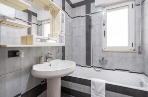 Shower, hair dryer, bidet, towels - Green house (Monopoli)
