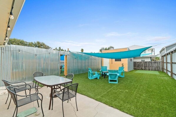 Outdoor dining - Dog friendly oasis with game room, putting green, & outdoor oasis! Less than a mile to beach! (Panama City Beach)