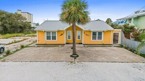 Exterior - Dog friendly oasis with game room, putting green, & outdoor oasis! Less than a mile to beach! (Panama City Beach)