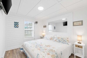 2 bedrooms, free WiFi, bed sheets - Dog friendly oasis with game room, putting green, & outdoor oasis! Less than a mile to beach! (Panama City Beach)