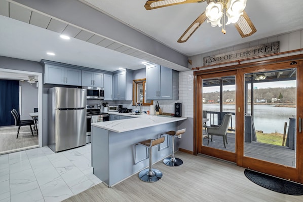 Lavastoviglie, bollitore elettrico, frullatore, macchina per il ghiaccio