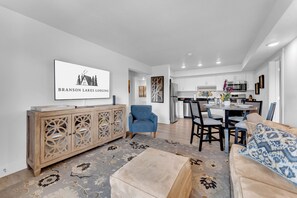 Smart TV, books - Roark Downtown Branson, Pools, Playground! (Branson)