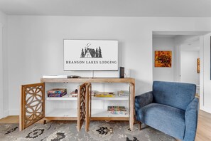 Game room - Roark Downtown Branson, Pools, Playground! (Branson)