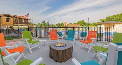 Roark Downtown Branson, Pools, Playground!