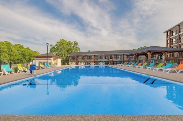 Alberca techada y alberca al aire libre