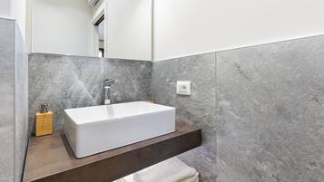 Douche, sĂšche-cheveux, bidet, serviettes fournies