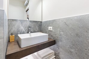 Douche, sĂšche-cheveux, bidet, serviettes fournies