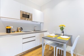 Réfrigérateur, micro-ondes, plaque de cuisson, cafetière/bouilloire