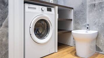 Douche, sèche-cheveux, bidet, serviettes fournies