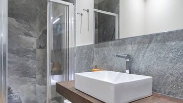 Doccia, asciugacapelli, bidet, asciugamani