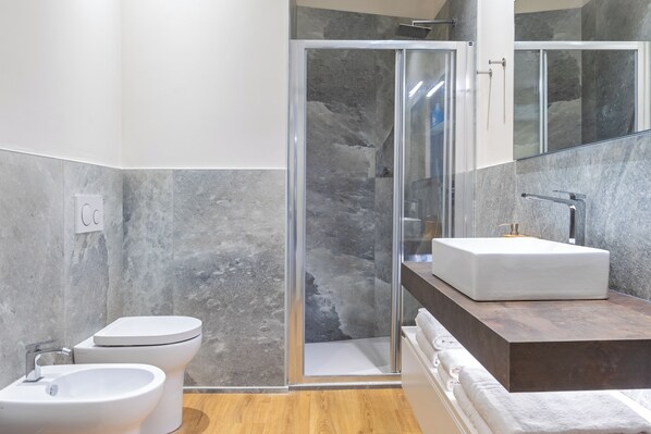 Dusche, Haartrockner, Bidet, Handtücher